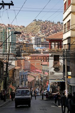 2 Haziran 2016 - La Paz, Bolivya: İrtifa nedeniyle ziyaretçiler için talepte bulunan La Paz, Bolivya 'nın dik yamaçlarındaki binalar.
