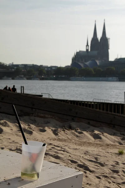 从德国科隆海滩俱乐部看到的科隆大教堂 — 图库照片