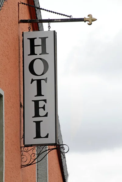 一家独立小旅馆上的旅馆标志 — 图库照片