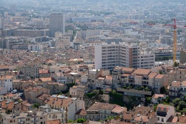 Marsilya 'yı gökyüzünde kirlilik olan bir tepeden izle.