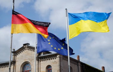 Ukrayna, Almanya ve AB bayrakları rüzgarda dalgalanıyor