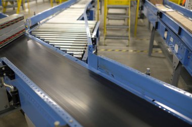 Üretim alanında veya dağıtım deposunda taşıma bandı