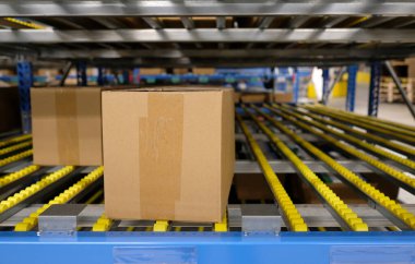 Bir lojistik ve dağıtım merkezindeki paketlere ve karton kutulara seçmeli olarak odaklan