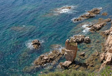 İspanya 'nın Lloret de Mar yakınlarındaki Costa Brava kıyı şeridi boyunca güzel bir manzara.