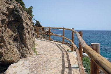 İspanya, Lloret de Mar yakınlarındaki Costa Brava kıyı şeridi boyunca uzanan güzel bir patika..