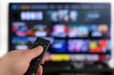 Uzaktan kumandayı tutan bir TV dizisini izliyordum.