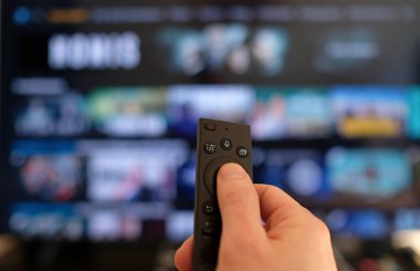 Uzaktan kumanda ve ekran - en sevilen TV dizisini izleme çılgınlığı