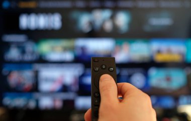 Uzaktan kumandayı tutan bir TV dizisini izliyordum.