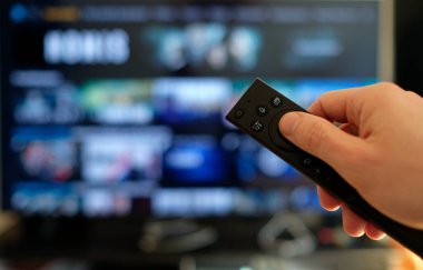 Uzaktan kumanda ve ekran - en sevilen TV dizisini izleme çılgınlığı