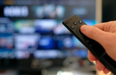 Uzaktan kumandayı tutan bir TV dizisini izliyordum.