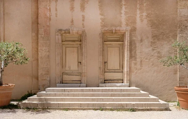 マルセイユの古い建物の2つのドアにつながる手順 — ストック写真