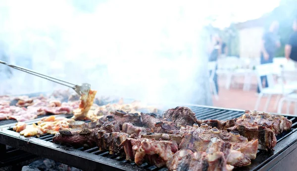 Barbecue Fumante Con Numerosi Pezzi Carne Esso — Foto Stock