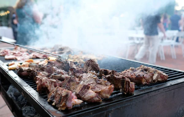 Palenie Grill Grill Licznymi Kawałkami Mięsa Nim — Zdjęcie stockowe