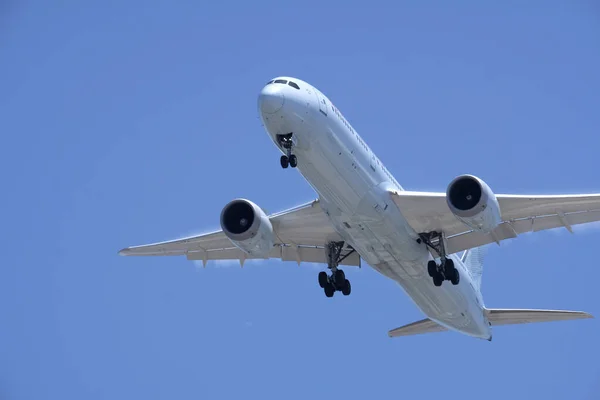 Aproximando Avião Contra Céu Azul — Fotografia de Stock