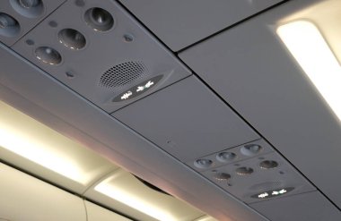 Uçak içi - Tavan manzarası ışık altında, emniyet kemerlerinizi bağlayın işareti ile