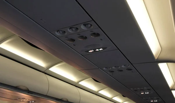 Intérieur Avion Vue Plafond Lors Une Lumière Avec Panneau Boule — Photo