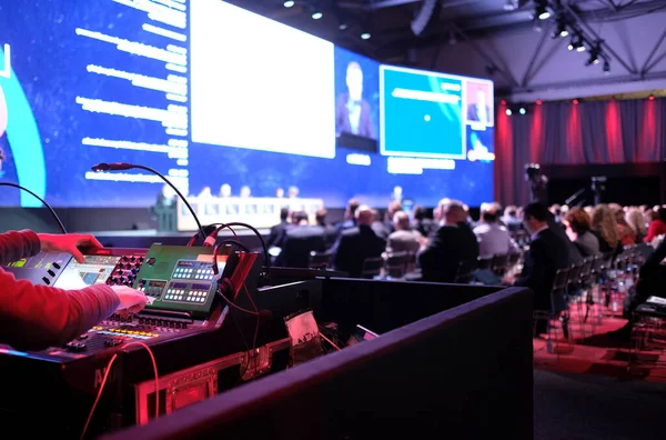 Konferansta ışıklarla ilgilenen teknisyen.