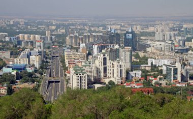 Almaty, Kazakistan - 24 Ağustos 2019: Almaty 'nin ufuk çizgisine şehrin üzerinde hafif sis bulutlarıyla bakın.