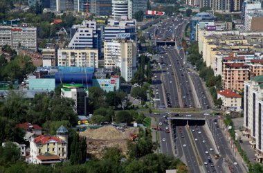 Almaty, Kazakistan - 24 Ağustos 2019: Almaty 'nin ufuk çizgisine şehrin üzerinde hafif sis bulutlarıyla bakın.