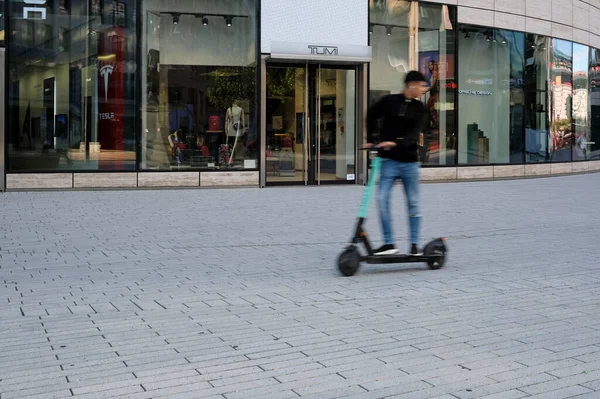 Dusseldorf Alemania Agosto 2019 Mobility Germany Young Men Moving Scooter — Foto de Stock
