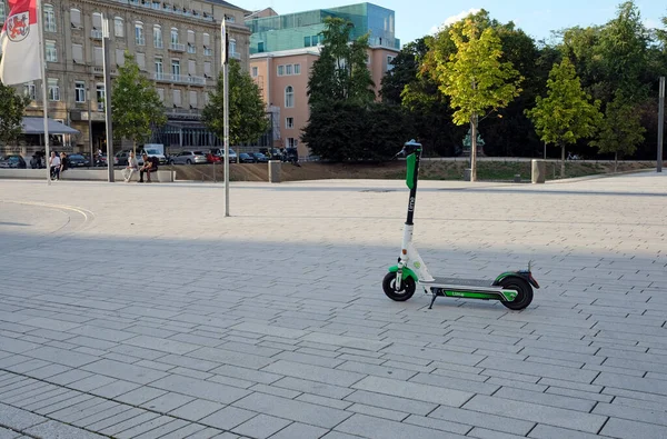 Düsseldorf August 2019 Mobilität Deutschland Scooter Warten Neben Einer Fußgängerstraße — Stockfoto