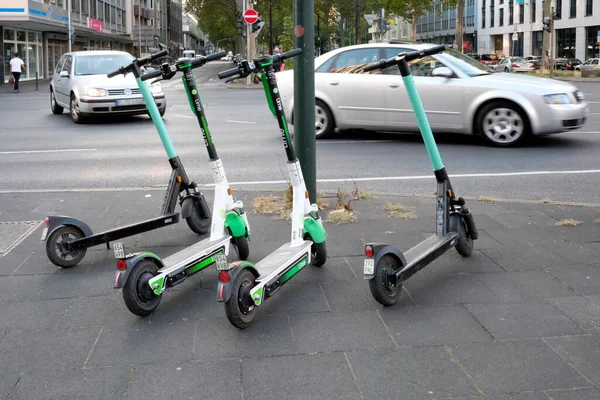 Düsseldorf Duitsland Augustus 2019 Mobiliteit Duitsland Scooters Wachten Klanten Naast — Stockfoto