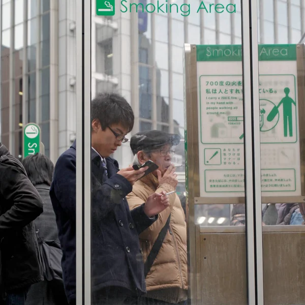 Токіо Японія Травня 2019 Курці Стоять Призначеному Районі Куріння — стокове фото