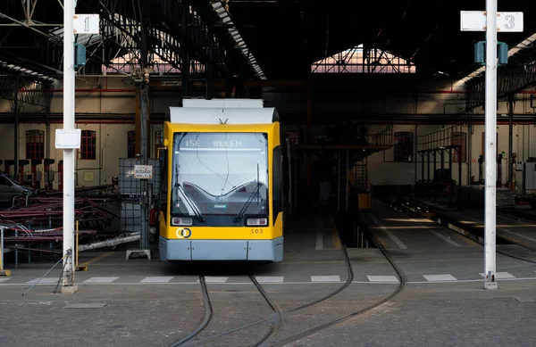 2023年5月20日 葡萄牙里斯本 一辆现代有轨电车在车站的阴暗处等候一天 — 图库照片