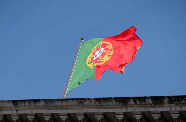 Portugalská Vlajka Vlající Větru Proti Jasné Obloze — Stock fotografie