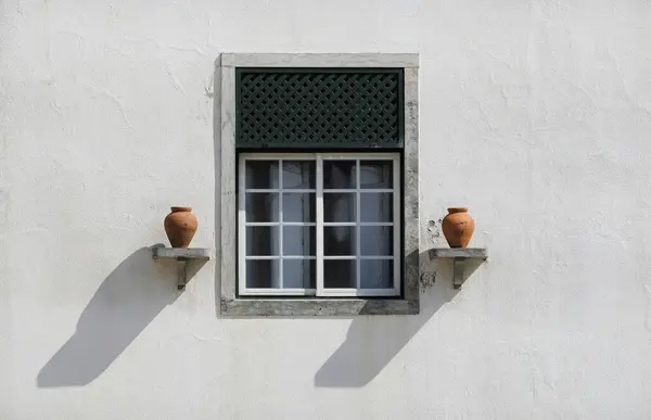Vue Symétrique Mur Blanc Avec Une Fenêtre Deux Pots Céramique — Photo