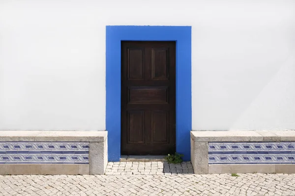 晴れた日にポルトガルのエリセイラにある木製のドア — ストック写真