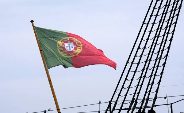 Portugalská Vlajka Vlnící Větru Lodi Lisabonu — Stock fotografie