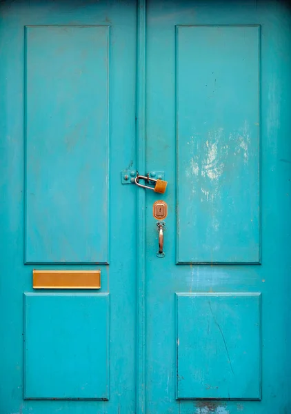 南京錠付きターコイズ木製のドア — ストック写真