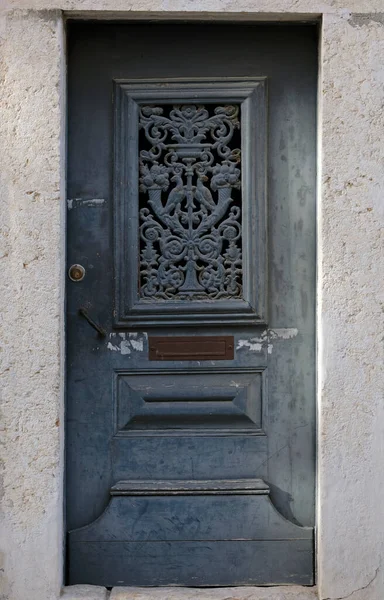 アルファマ リスボン ポルトガルの古い天気のドア — ストック写真