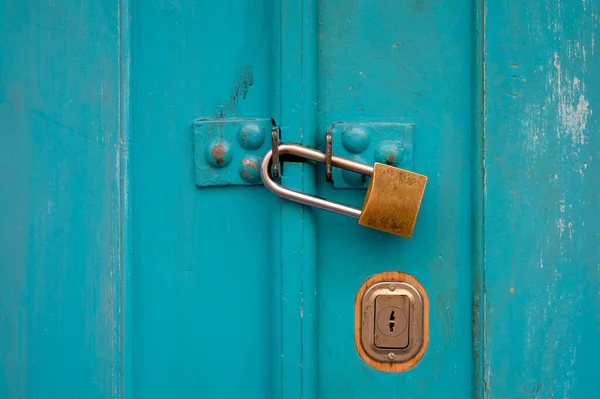 南京錠付きターコイズ木製のドア — ストック写真