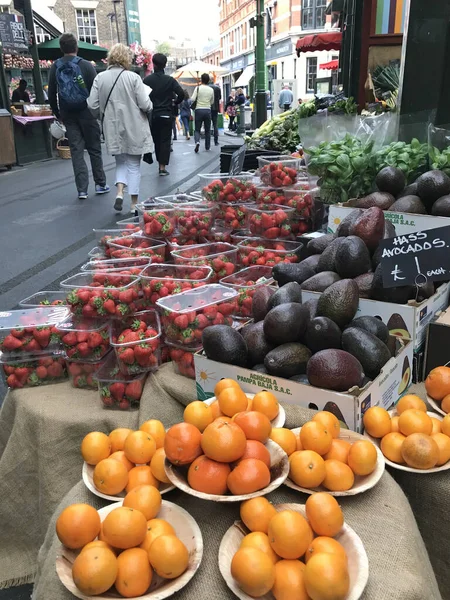 ロンドン イギリス 2018年10月19日 ロンドンの市場で美しい果物や野菜の店を通り過ぎる人々 — ストック写真