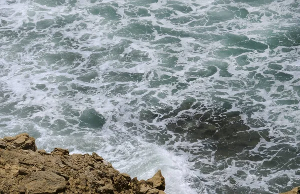 Κοιτάζοντας Κύματα Που Φτάνουν Στην Ακτή Της Ericeira Πορτογαλία — Φωτογραφία Αρχείου