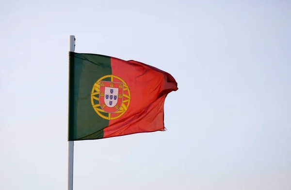 Steagul Portughez Flutură Vânt Împotriva Unui Cer Senin — Fotografie, imagine de stoc