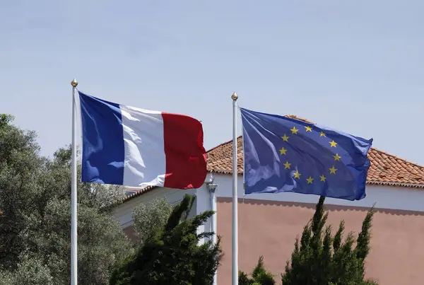 Francouzská Národní Vlajka Vedle Vlajky Evropské Unie Slunečného Dne — Stock fotografie