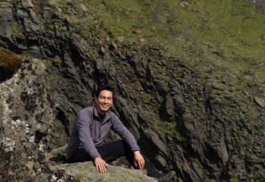 İzlanda 'da sırıtan bir yürüyüşçü