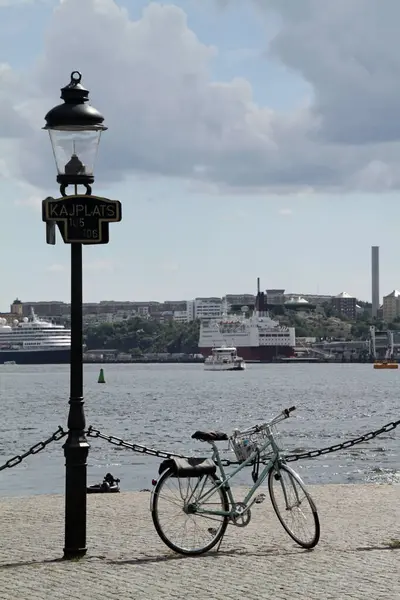 瑞典斯德哥尔摩港附近的自行车 — 图库照片