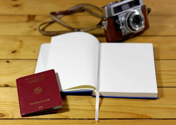 木制桌子上的空旅行日志 护照和老式照相机 — 图库照片