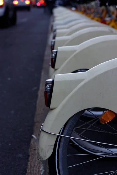 Ряд Велосипедов Напрокат Милане Италия — стоковое фото