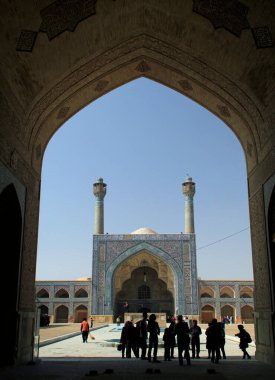 İsfahan, İran - 15 Haziran 2018: Bir grup genç güneşli bir günde İran 'ın İsfahan kentindeki Jameh Camii meydanında bir araya geliyor.