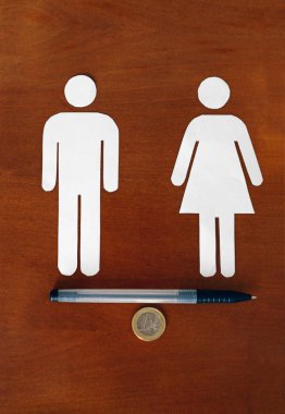 Cinsiyet eşitliği, maaş farkını aşıyor. Avrupa sikkesi üzerinde dengelenen erkek ve kadın sembolü 