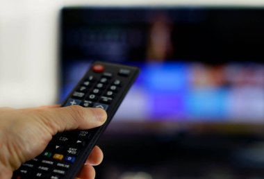 Uzaktan kumanda ve ekran - en sevilen TV dizisini izleme çılgınlığı