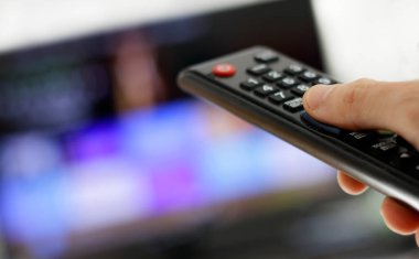 Uzaktan kumanda ve ekran - en sevilen TV dizisini izleme çılgınlığı