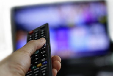 Uzaktan kumanda ve ekran - en sevilen TV dizisini izleme çılgınlığı