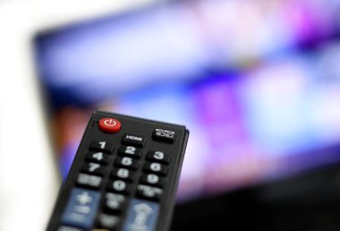 Uzaktan kumanda ve ekran - en sevilen TV dizisini izleme çılgınlığı
