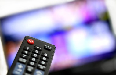 Uzaktan kumanda ve ekran - en sevilen TV dizisini izleme çılgınlığı